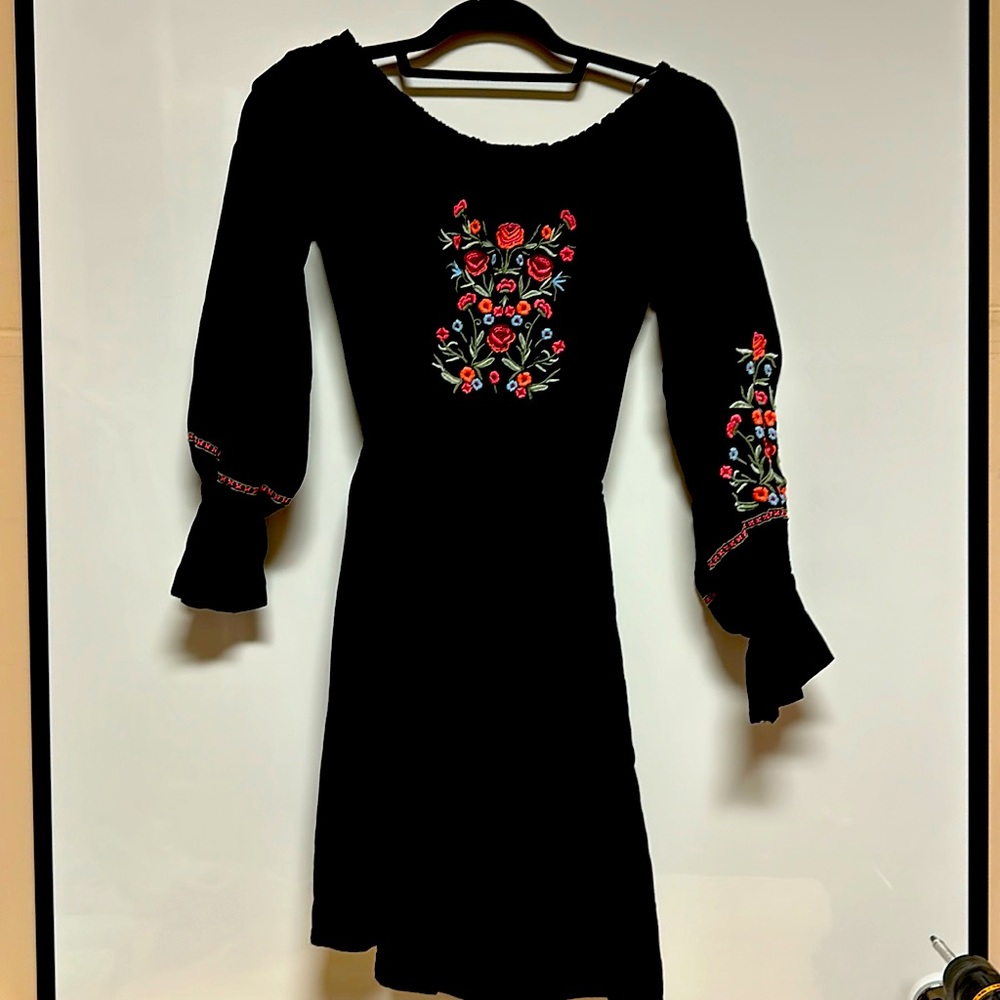 Hollister Black Boho Floral Embroidered Drop Shoulder Dress. Women’s size small